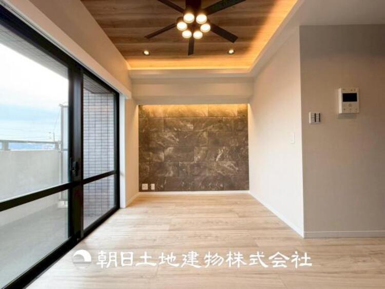 居間 【リビング】家族や友人との時間など、１番多くの時間を過ごす空間。何気なく過ぎる時でさえも上質で快適な空間でお過ごしください。