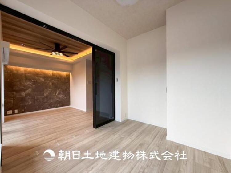 居間 【リビング】開放的で明るい空間が広がるLDK。リビングには暖かな太陽が降り注ぎ、爽やかな住空間です。