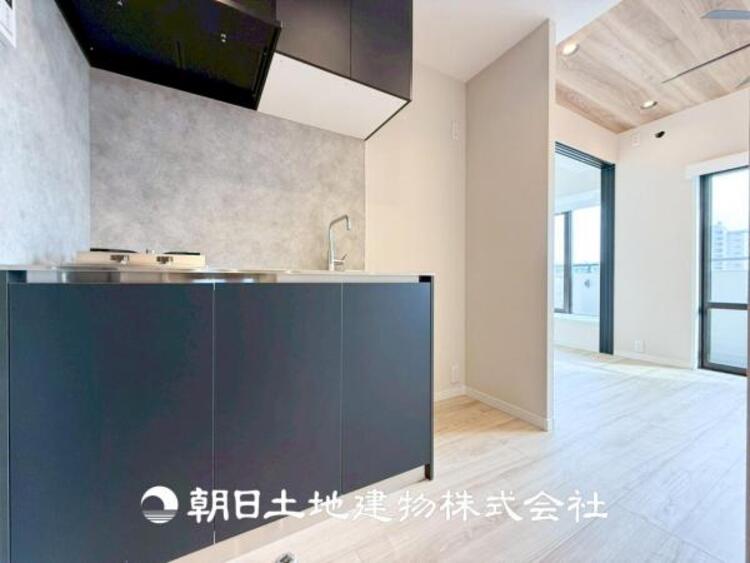 キッチン 【キッチン】日々の生活における家事の動線やリビングとの往来のしやすさに配慮し、お食事の準備や後片付けなどの家事を少しでも楽にするキッチンスペースを目指しました。