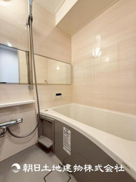 風呂 【浴室】上品な色合いが魅力のバスルームは、ほっと落ち着く空間を作り出しています。広々とした浴槽で体を癒やしながら、疲れを取り除けるような仕様です。