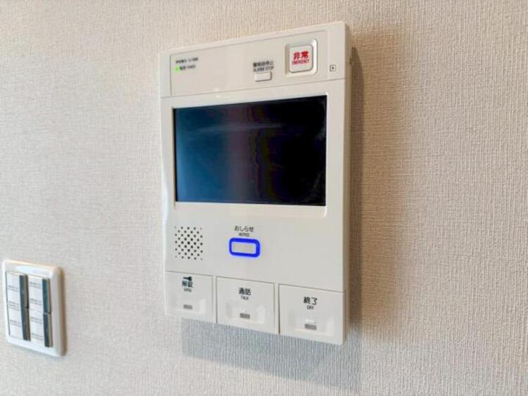 設備 【モニター付きインターホン】訪問者の確認が出来るので、セキュリティ対策にも最適のモニター付きインターホン。