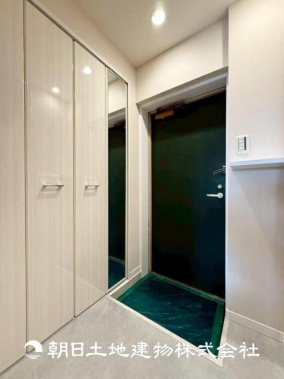 その他 【玄関】家族の帰り、遊びに来る友人、知人を優しく迎え、温もりに満ちた生活空間を予感させる。帰りたい家がここにあります。