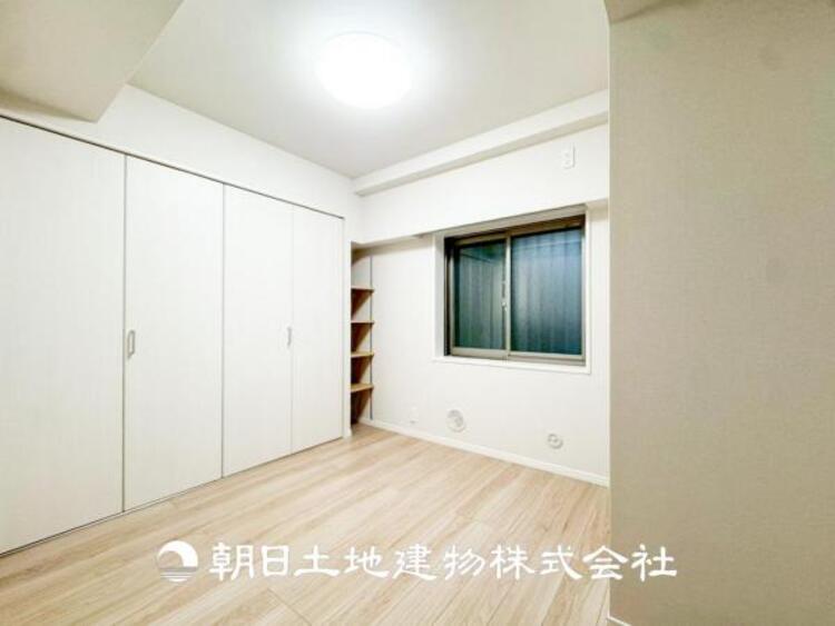 内装 【居室】爽やかな空間演出とセンス良く纏められた室内は良質な寛ぎ空間。そこで暮らす大切な人達のことを考え造りこんだ空間は日々の生活に安らぎを与えてくれます。