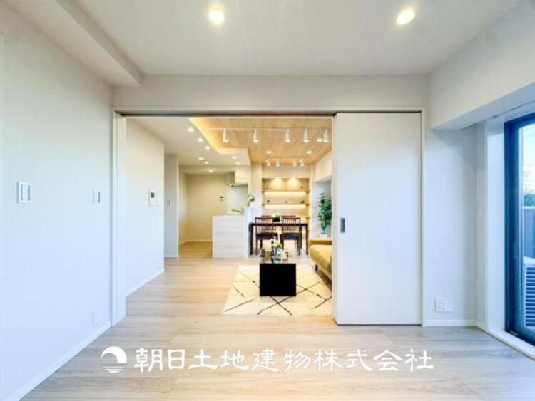 内装 【居室】大切な家族一人ひとりの大切な個別空間。趣味・感性で個性的に飾って頂けるようシンプルに仕上げてあります。自分時間を充実させながら心豊かなひとときを過ごすための大切な空間。