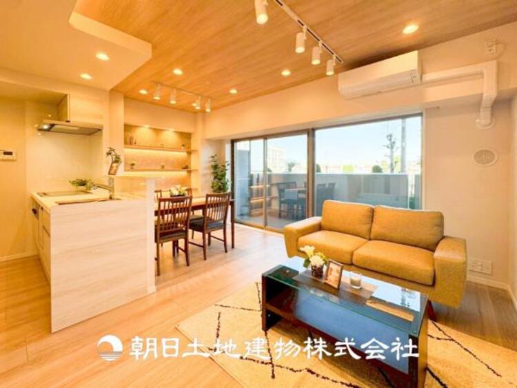 居間 【リビング】1日の中で最も長い時間を過ごすことになるリビングだからこそ、いつも笑顔があふれる空間であるように。広々とした空間から幸せな未来を。