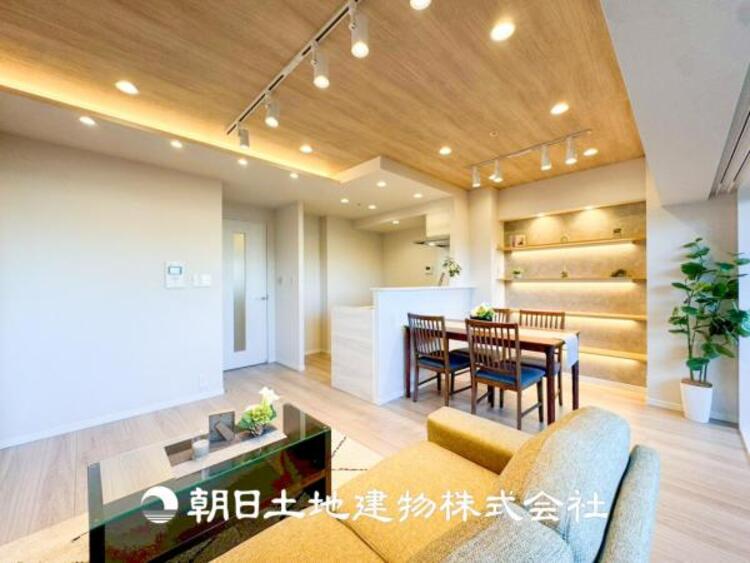 居間 【リビング】リビングにはみんなが集い、食事や楽しい会話が始まる。話に夢中になりすぎて、ついつい時を忘れてしまう。そんな束の間の幸せを感じさせてくれる場所。お子様の勉強スペースとしても活用できます。