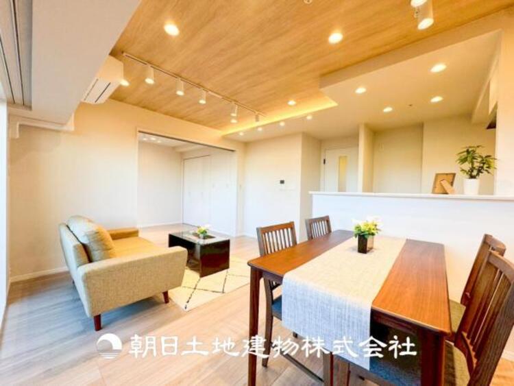 居間 【リビング】大切なご家族、招いた友人と過ごすひと時を溢れる光が優しく包み込む空間。大切な人とともに、心穏やかに過ごすひととき。家族との時間、自分の時間を大切にできる空間を作りました。