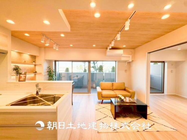 居間 【リビング】開放的で明るい空間が広がるLDK。リビングには暖かな太陽が降り注ぎ、爽やかな住空間です。お友達を呼んでお茶をしたり、一緒に料理を楽しみながら楽しい時間を。