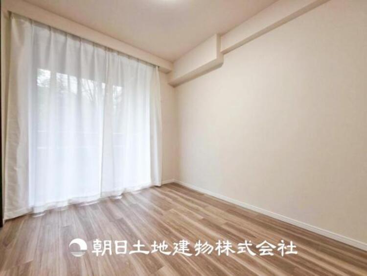 内装 【リビング】大切なご家族、招いた友人と過ごす大切な時間を差し込む光が優しく包み込む空間。大切な人とともに、心穏やかに過ごすひとときを味わってください。