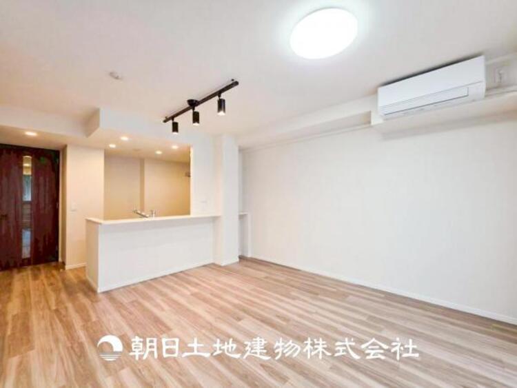 居間 【リビング】1日の中で最も長い時間を過ごすことになるリビングだからこそ、いつも笑顔があふれる空間であるように。広々とした空間から幸せな未来を。