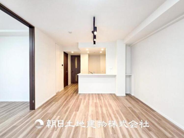 居間 【リビング】リビングにはみんなが集い、食事や楽しい会話が始まる。話に夢中になりすぎて、ついつい時を忘れてしまう。そんな束の間の幸せを感じさせてくれる場所。