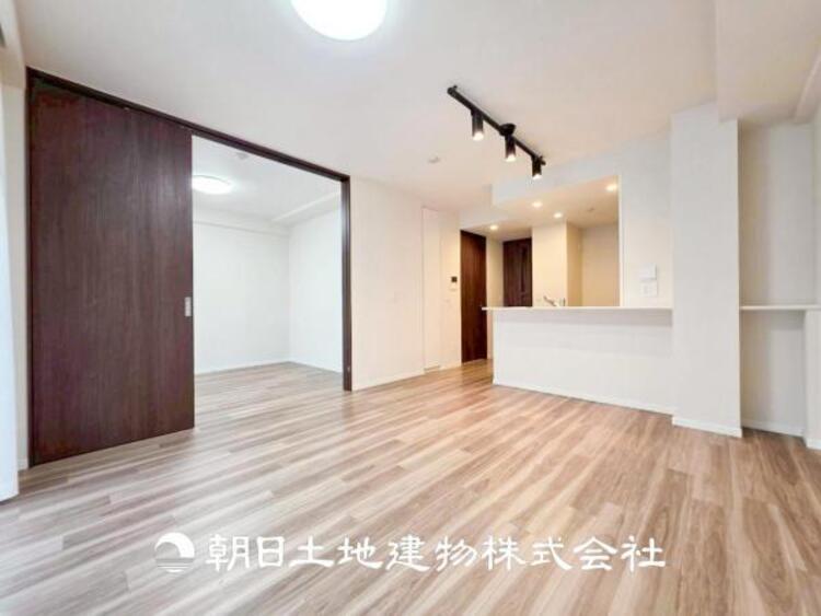 居間 【リビング】大切なご家族、招いた友人と過ごすひと時を溢れる光が優しく包み込む空間。大切な人とともに、心穏やかに過ごすひととき。家族との時間、自分の時間を大切にできる空間を作りました。