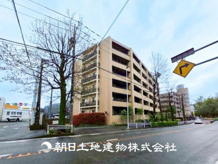 外観 【外観写真】表現された空間はたくさんの光を浴び、風を感じ、暮らしの時間を豊かにしてくれます。デザインされた空間と競い合うかのような充実した建物と共に大切な家族の思い出を刻んでいきます。