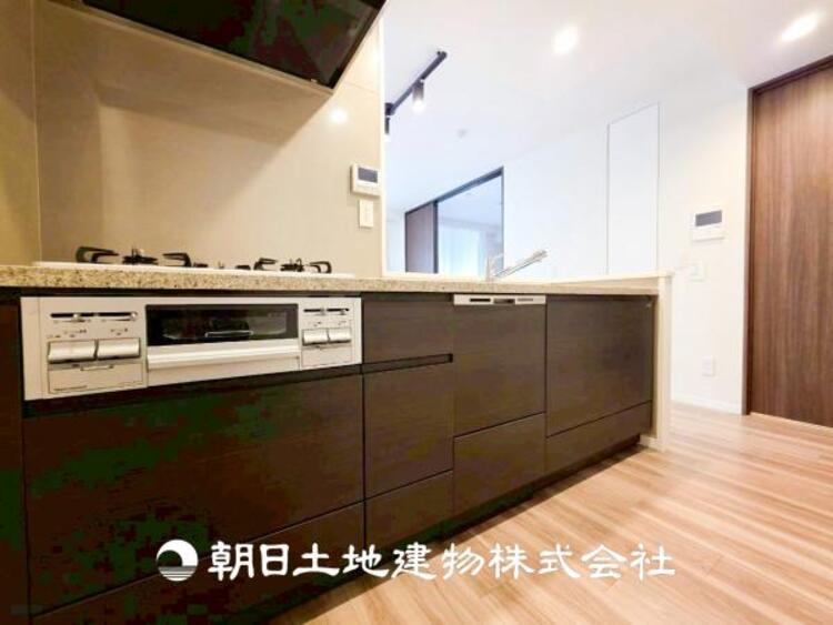 キッチン 【キッチン】仲良しなご夫婦、お子様、みんなでお料理ができる程の贅沢なスペースを実現したキッチンとなっております。みんなで作った料理を召し上がりながらの会話は盛り上がること間違いなしです。