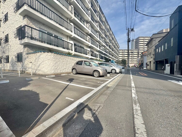 駐車場 本物件の駐車スペースです。車種制限のある場合もございますので、お気軽にお問い合わせくださいませ。