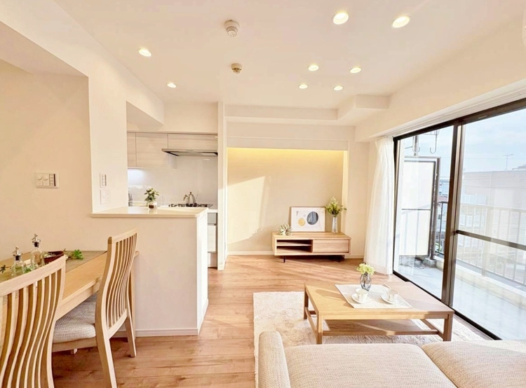 居間 飾り過ぎないシンプルな内装と偏り過ぎないデザインで統一しました。