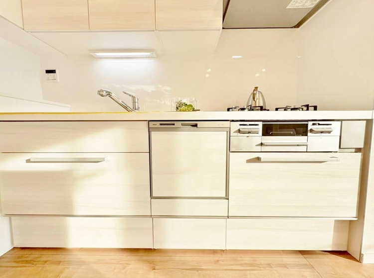 キッチン スマートな意匠と充実の機能を備えたキッチンが、暮らしにおいしい彩りを添えます。