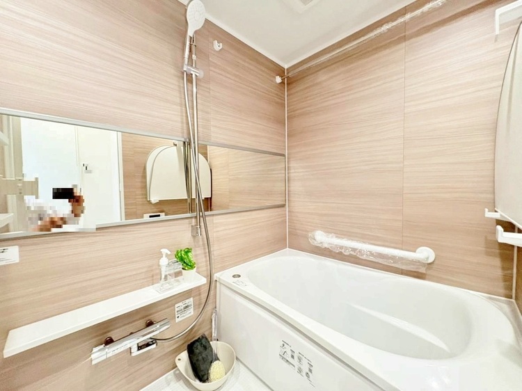 風呂 一日の疲れを癒すバスルームは、心地よいリラックスを叶える清潔感溢れる空間です。