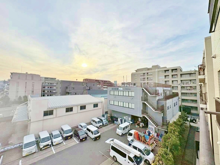 バルコニー 窓を開けると広がる青空。心をリフレッシュして日々を過ごしていきましょう。