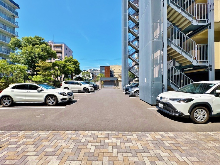 駐車場 本物件の駐車スペースです。車種制限のある場合もございますので、お気軽にお問い合わせくださいませ。