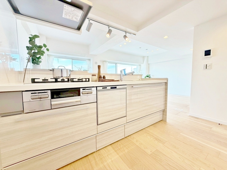 キッチン スマートな意匠と充実の機能を備えたキッチンが、暮らしにおいしい彩りを添えます。