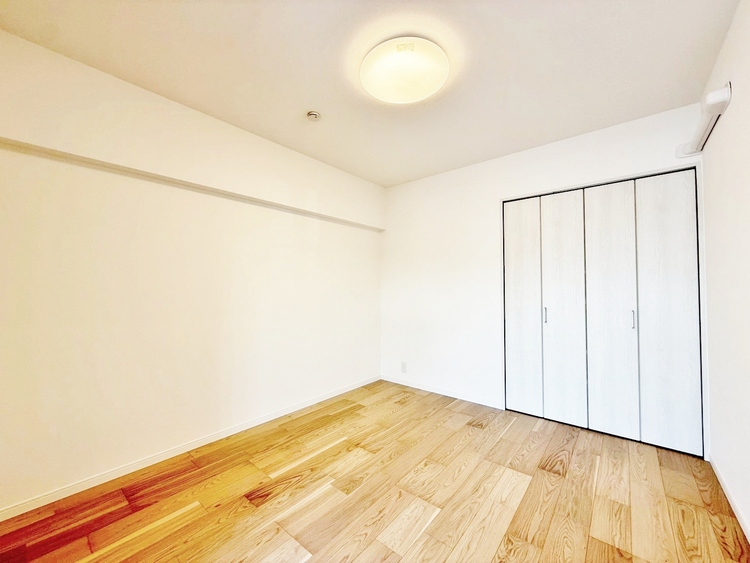 寝室 ベッドも十分に設置するスペースがあります。