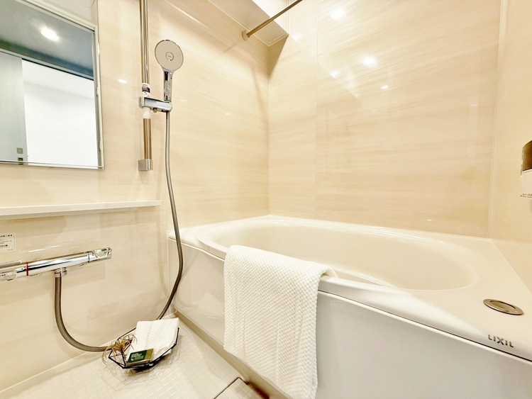 風呂 一日の疲れを癒すバスルームは、心地よいリラックスを叶える清潔感溢れる空間です。
