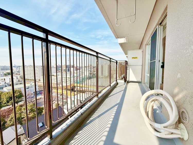 バルコニー 暮らしの中で、光と風を演出してくれるバルコニー。