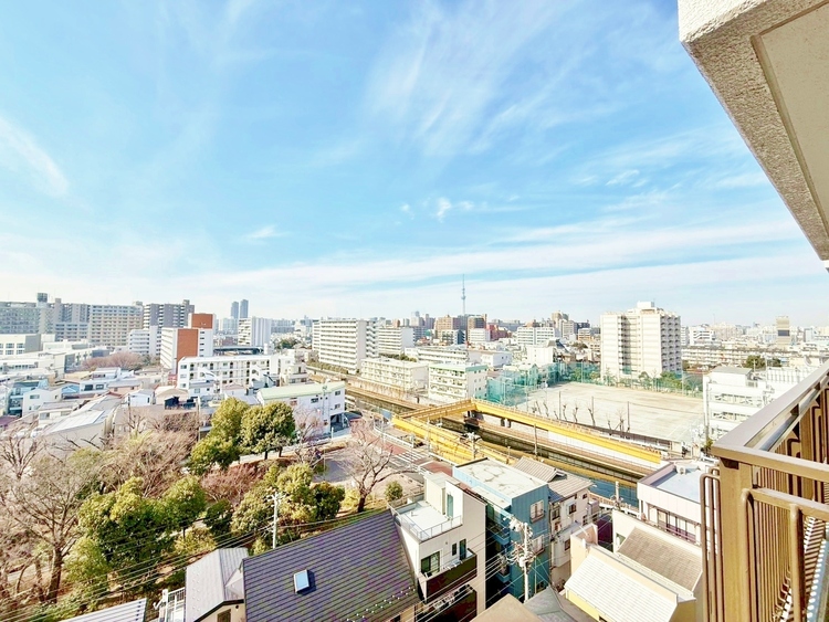 バルコニー 窓を開けると広がる青空。心をリフレッシュして日々を過ごしていきましょう。