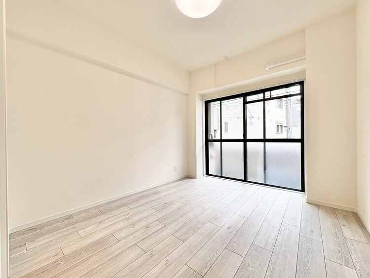 寝室 ベッドも十分に設置するスペースがあります。