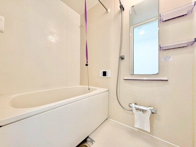 風呂 一日の疲れを癒すバスルームは、心地よいリラックスを叶える清潔感溢れる空間です。