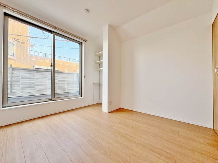 寝室 ベッドも十分に設置するスペースがあります。