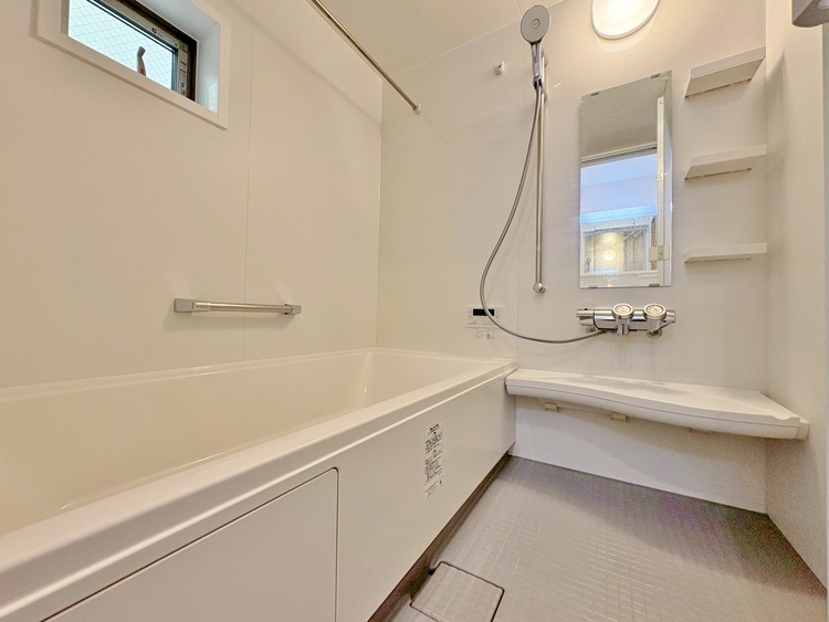 風呂 一日の疲れを癒すバスルームは、心地よいリラックスを叶える清潔感溢れる空間です。