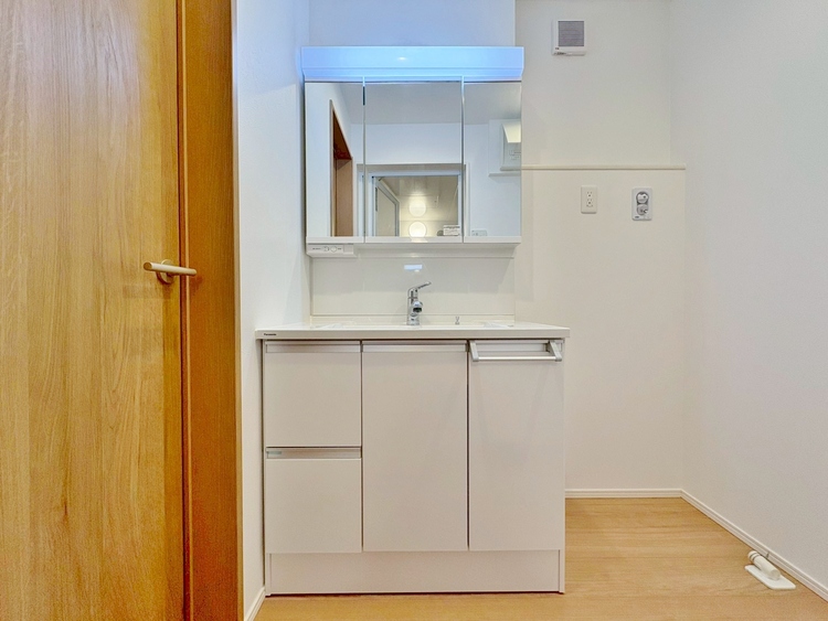 洗面 何かと物が増える場所だからこそ、スッキリと見映えの良い空間に。