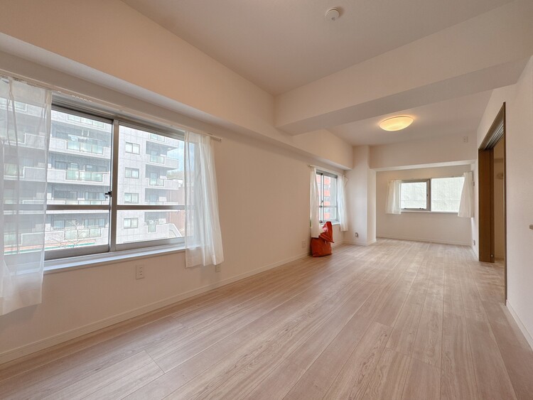 居間 忙しく過ぎゆく日常を置き去るほど、ゆったりした時間が流れるリビング。