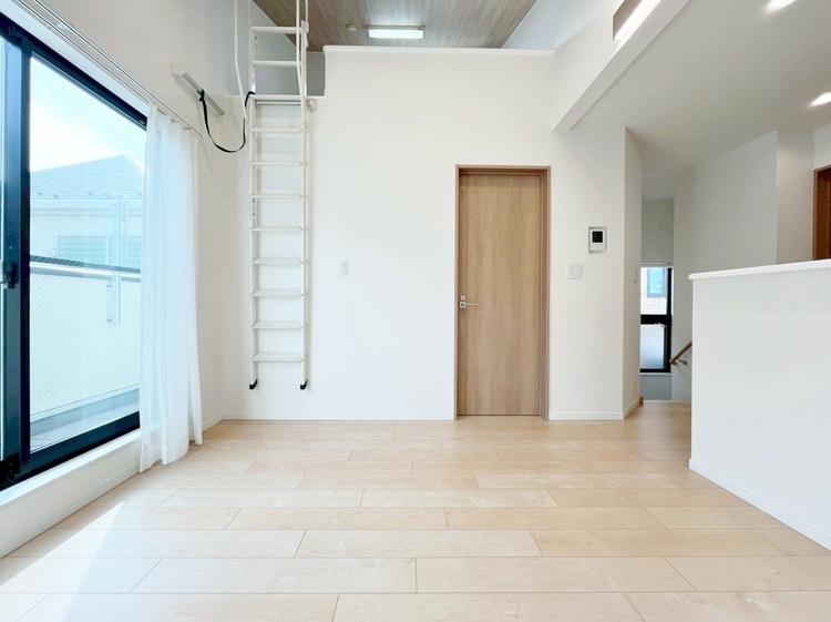 居間 忙しく過ぎゆく日常を置き去るほど、ゆったりした時間が流れるリビング。