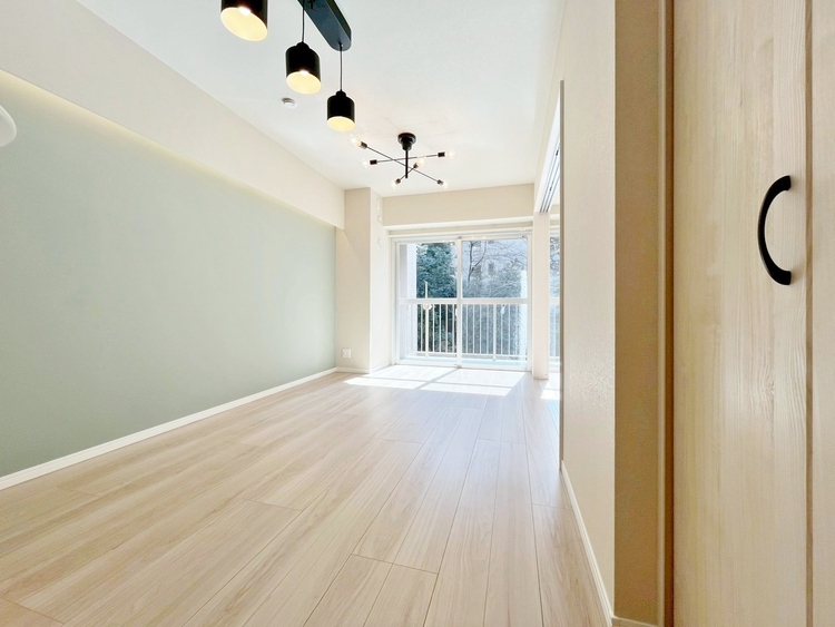 居間 居心地の良い空気感は、暮らしのステージを彩り、心からのやすらぎと満足感を与えてくれます。