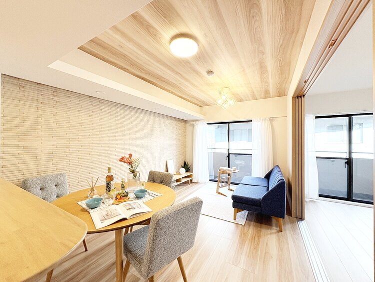 居間 忙しく過ぎゆく日常を置き去るほど、ゆったりした時間が流れるリビング。