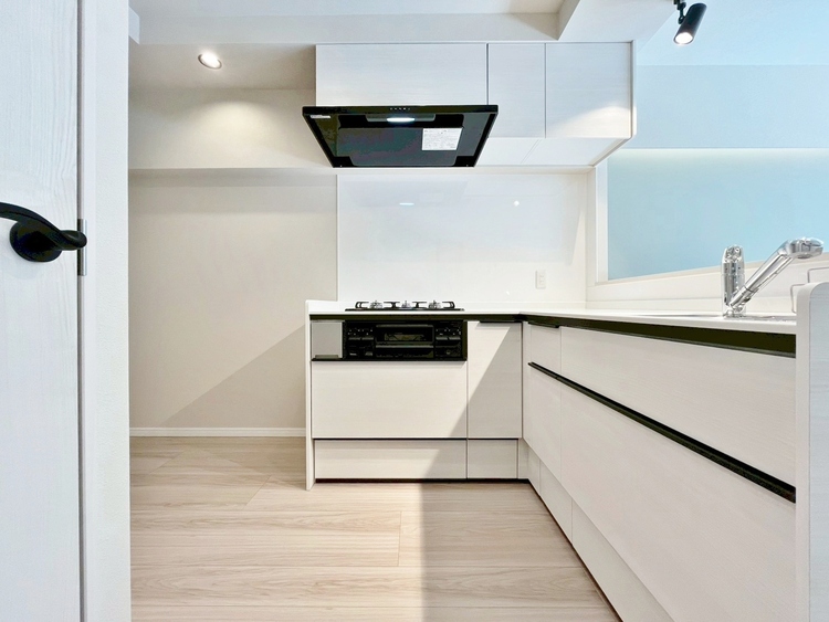 キッチン スマートな意匠と充実の機能を備えたキッチンが、暮らしにおいしい彩りを添えます。