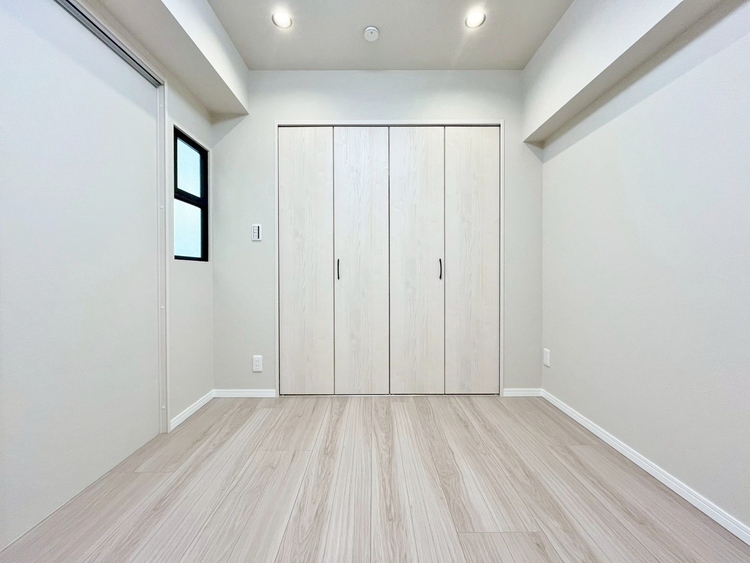 寝室 ベッドも十分に設置するスペースがあります。