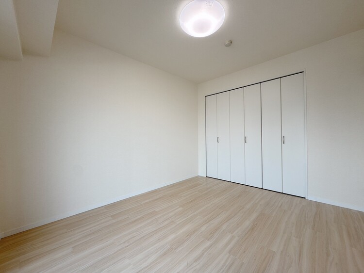 寝室 ベッドも十分に設置するスペースがあります。