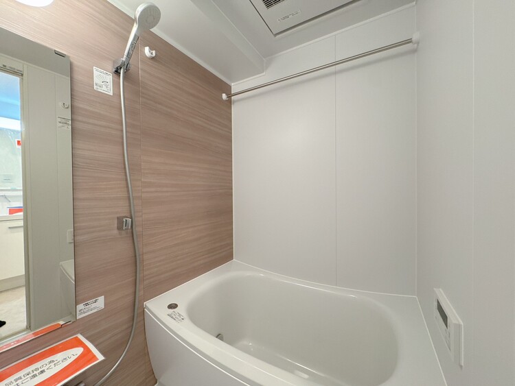 風呂 一日の疲れを癒すバスルームは、心地よいリラックスを叶える清潔感溢れる空間です。