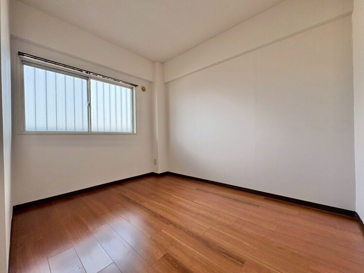 寝室 ベッドも十分に設置するスペースがあります。