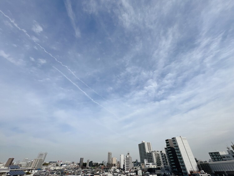バルコニー 窓を開けると広がる青空。心をリフレッシュして日々を過ごしていきましょう。
