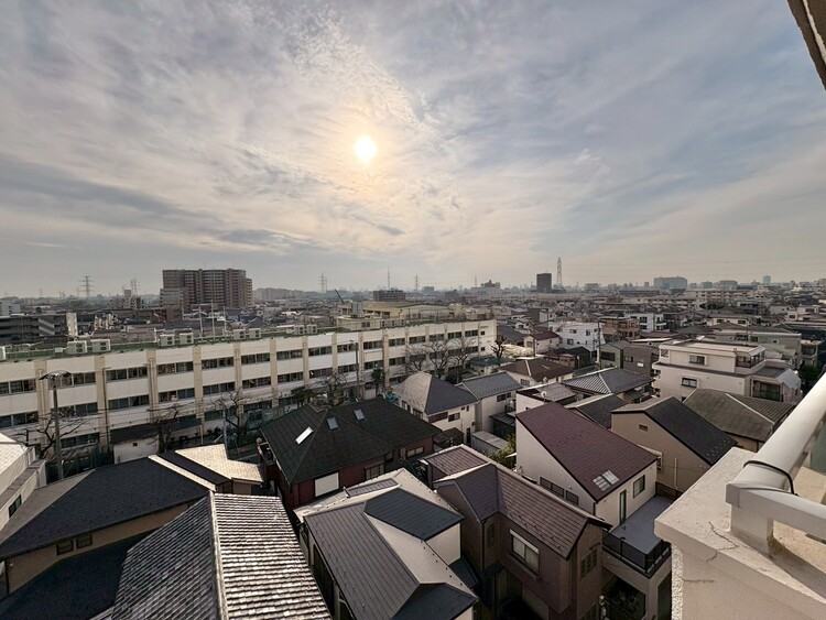 バルコニー 窓を開けると広がる青空。心をリフレッシュして日々を過ごしていきましょう。