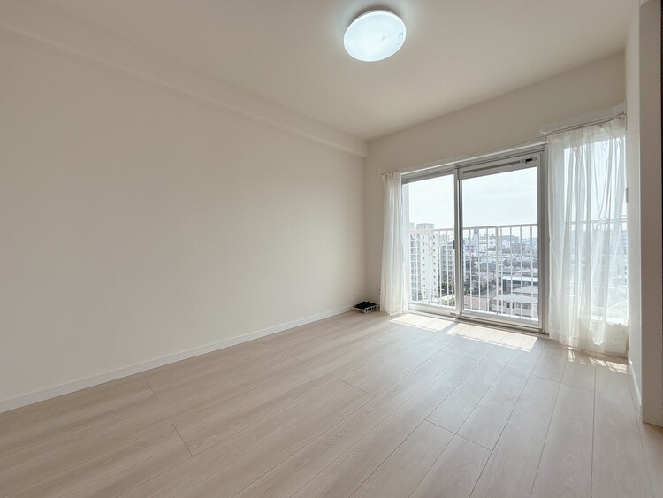 寝室 ベッドも十分に設置するスペースがあります。