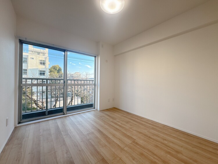 寝室 ベッドも十分に設置するスペースがあります。