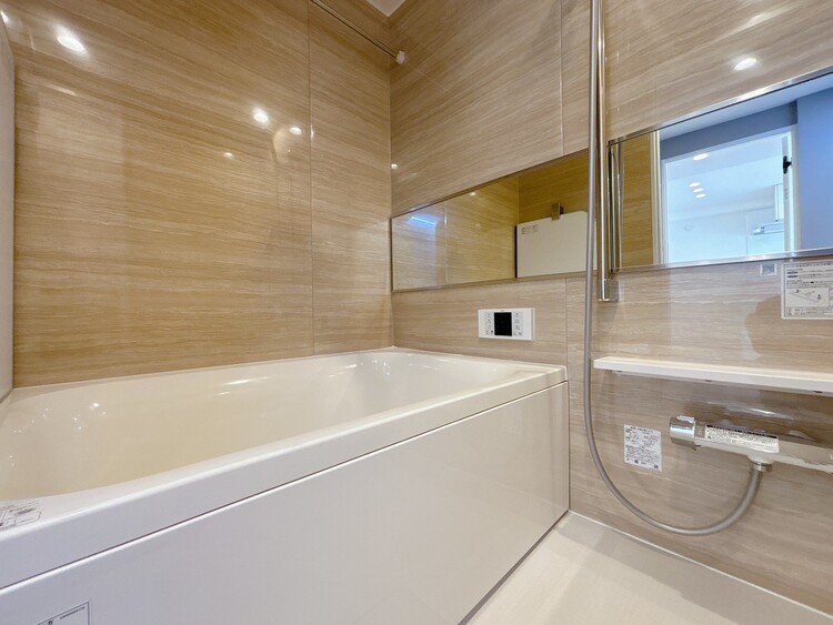 風呂 一日の疲れを癒すバスルームは、心地よいリラックスを叶える清潔感溢れる空間です。