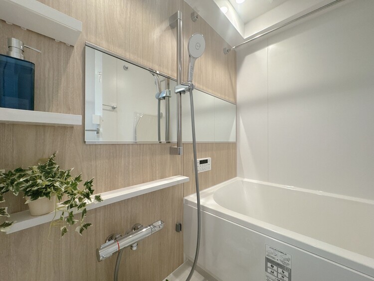 風呂 一日の疲れを癒すバスルームは、心地よいリラックスを叶える清潔感溢れる空間です。