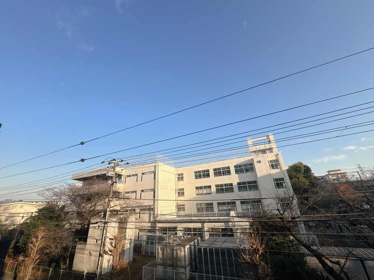 バルコニー 窓を開けると広がる青空。心をリフレッシュして日々を過ごしていきましょう。